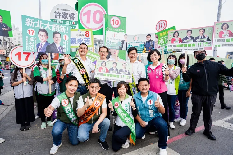林佳龍與鄭運鵬率民進黨籍新北市、桃園市議員候選人一同拜票。林佳龍競辦提供