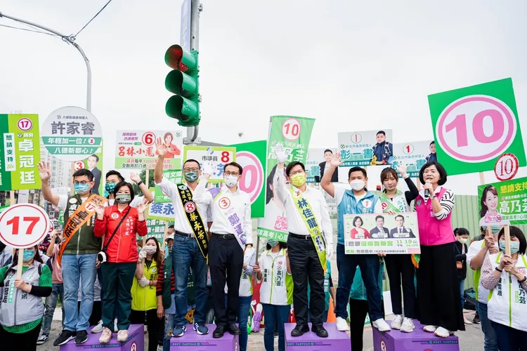 林佳龍與鄭運鵬在鶯歌與八德交界處合體造勢。林佳龍競辦提供