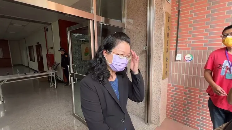 黃聖芬苦笑說這段手譯難度確實高，翻出她滿頭大汗。魏嘉良攝