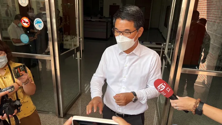 劉建國逐漸加強火力，針對現任張麗善猛批執政不力。魏嘉良攝