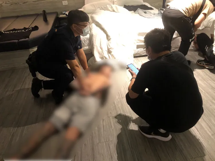 警方攻堅壓制嫌犯。中和警分局提供