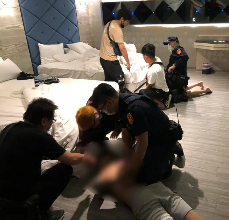 警方攻堅進入汽車旅館逮捕嫌犯。中和警分局提供