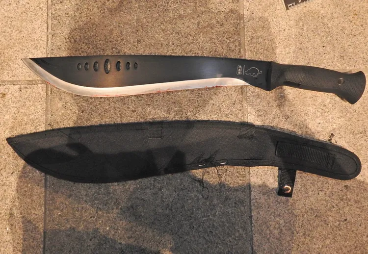 警方查扣兇刀。翻攝畫面