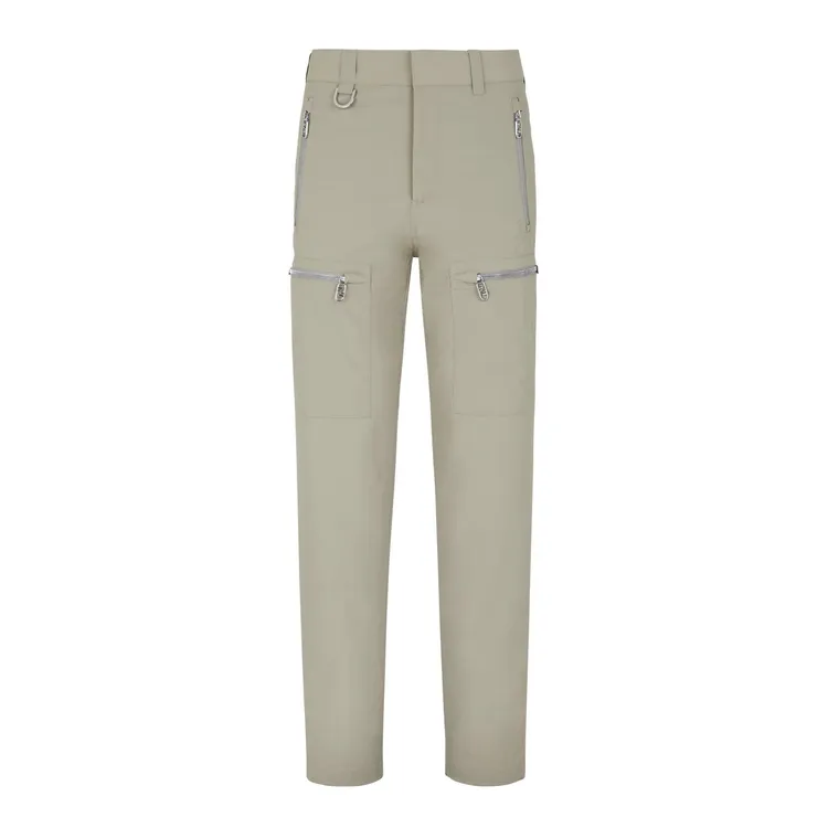 尼龍面料工裝褲，3萬8500元。品牌提供