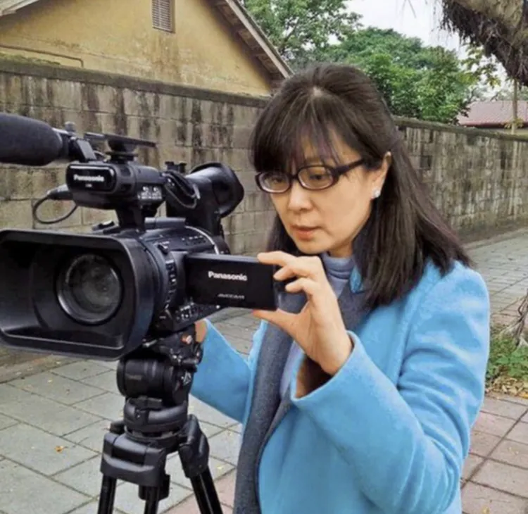 銀霞很擔心姊姊甄珍安危。銀霞提供