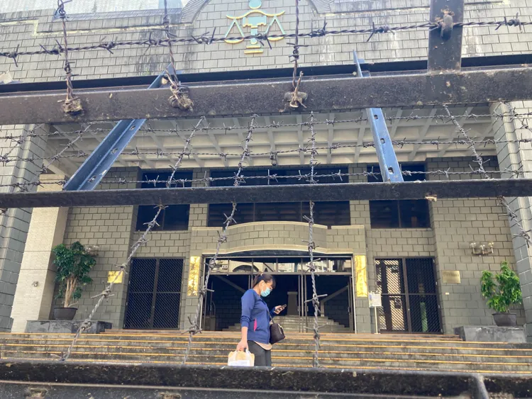 民眾進出院檢大樓，需穿越拒馬。陳宏銘攝