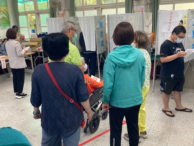 民眾排隊等圈票。陳宏銘攝