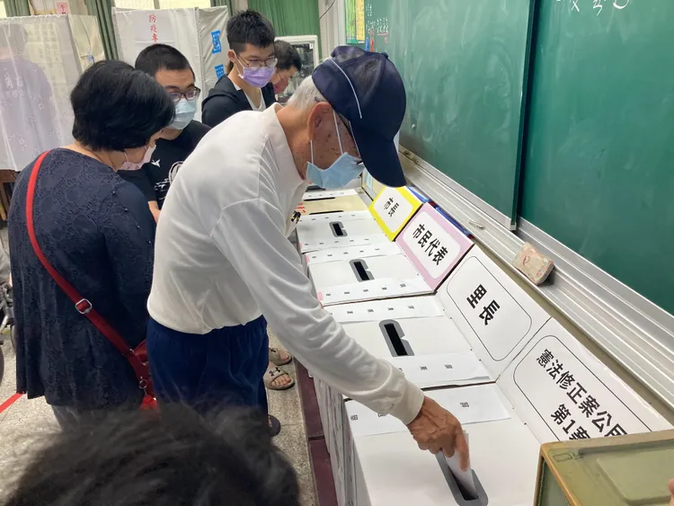 民眾投下手中神聖的選票。陳宏銘攝