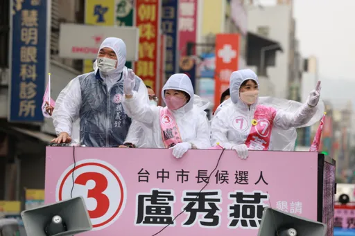 選前三天盧秀燕攜手議員戰車掃街　喊「他有總統、我有市民！」