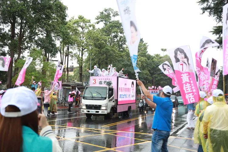 盧秀燕今天從大里競選總部出發，跟國民黨提名的市議員候選人，不畏雨勢一起掃街拜票，受到路旁支持者輝其支持。盧秀燕競總提供