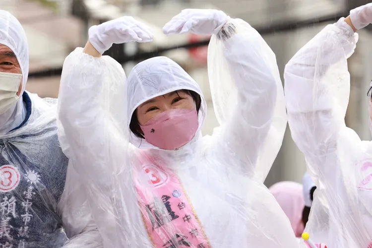 盧秀燕冒雨掃街，在戰車上不忘雙手比出愛心回報路邊支持的群眾。盧秀燕競總提供