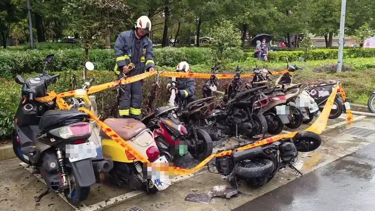 警消持續射水徹底撲滅火勢。翻攝畫面