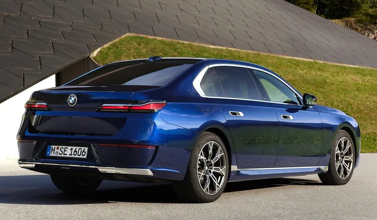 與電動車同步開發的全新7系列，基本上已不再區分長短軸車型。原廠提供