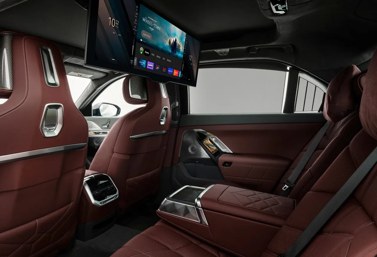 高阶车款标配的后座31.3吋悬浮式剧院萤幕，绝对是新车内装一大焦点。原厂提供