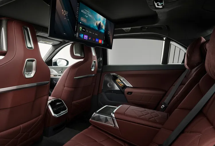 高階車款標配的後座31.3吋懸浮式劇院螢幕，絕對是新車內裝一大焦點。原廠提供