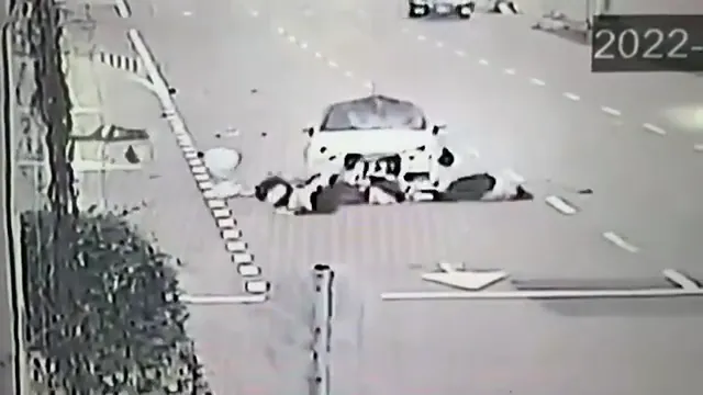 機車騎士和乘客被撞上擋風玻璃後滾地。民眾提供