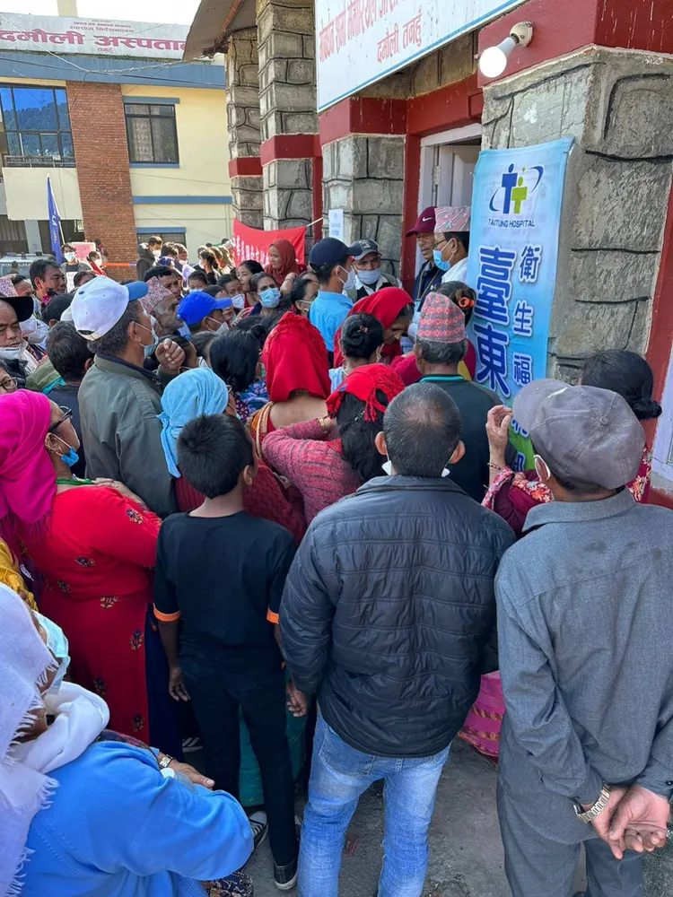 台東醫院眼科醫療團隊在尼泊爾義診，看診人潮從早到晚不曾間斷，兩天下來看了600人次。台東醫院提供