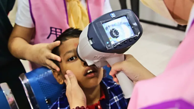 尼泊爾日照強烈，不只是成年人，就連小孩也有畏光的明顯症狀。台東醫院提供