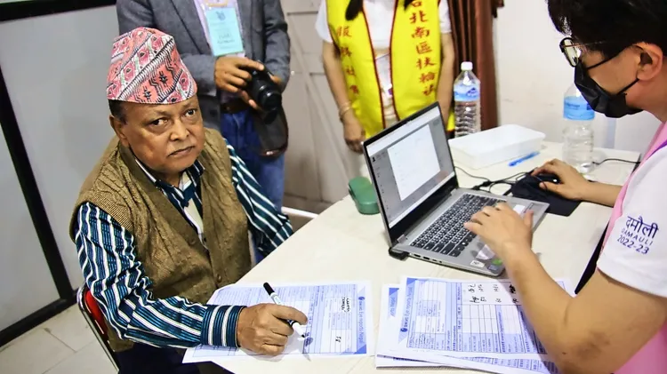 校長拉克斯曼LAXMAN TAMRAKAR雙眼幾乎全盲，仍想返校教數學，翻轉年輕人未來。台東醫院提供