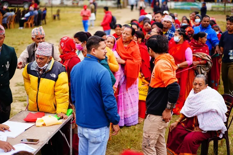 台灣民眾很難想像，尼泊爾居民必須一個捱著一個肩並肩排隊看診的景象，增加醫療資源是當地亟待投入的優先要務。台東醫院提供