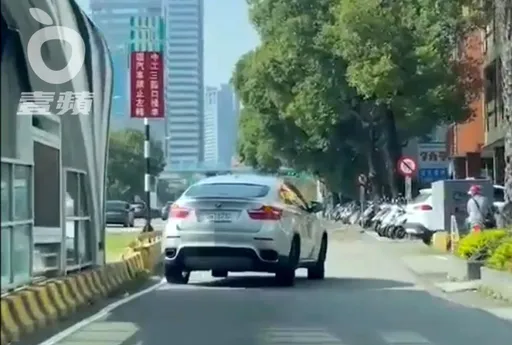 BMW休旅車一路「橫著走」　網驚：有錢人就是任性！