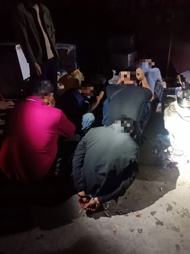 警方逮捕7名聚賭工人。永和警分局提供