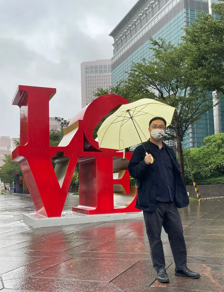 深田晃司表示新宿也有一樣的ＬＯＶＥ雕塑，很開心能在台灣拍到一樣的愛。海鵬影業提供