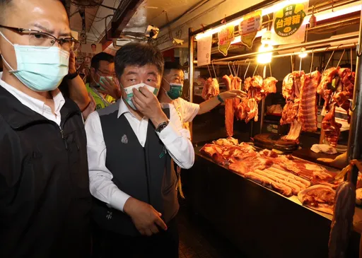 誰染黑？與吳明達同桌惹議　陳時中駁「綠黑一家親」