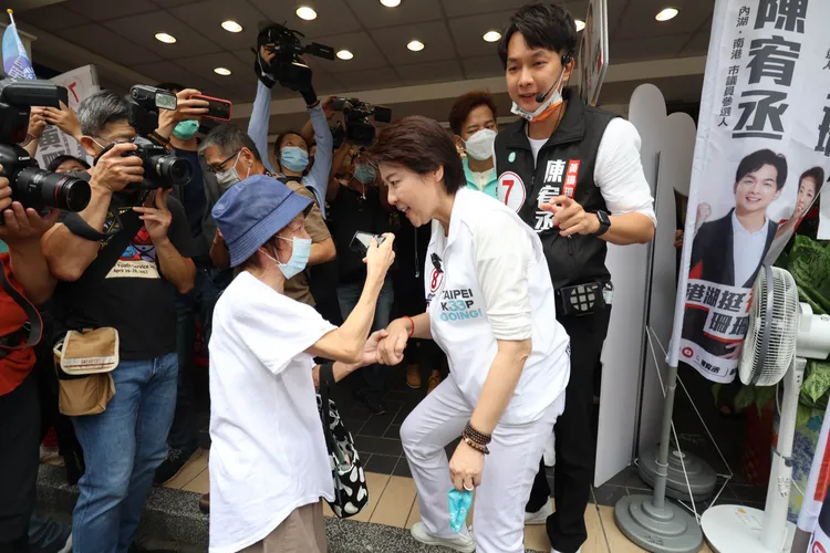 黃珊珊與支持者。彭欣偉攝