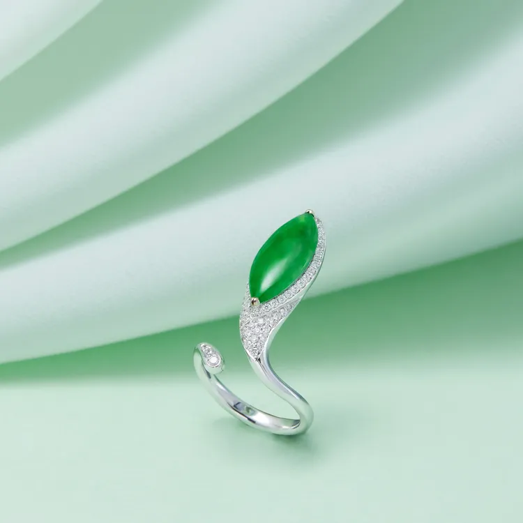 馬眼形切割綠翡蛇形鑲鑽指間戒，43萬8000元。品牌提供