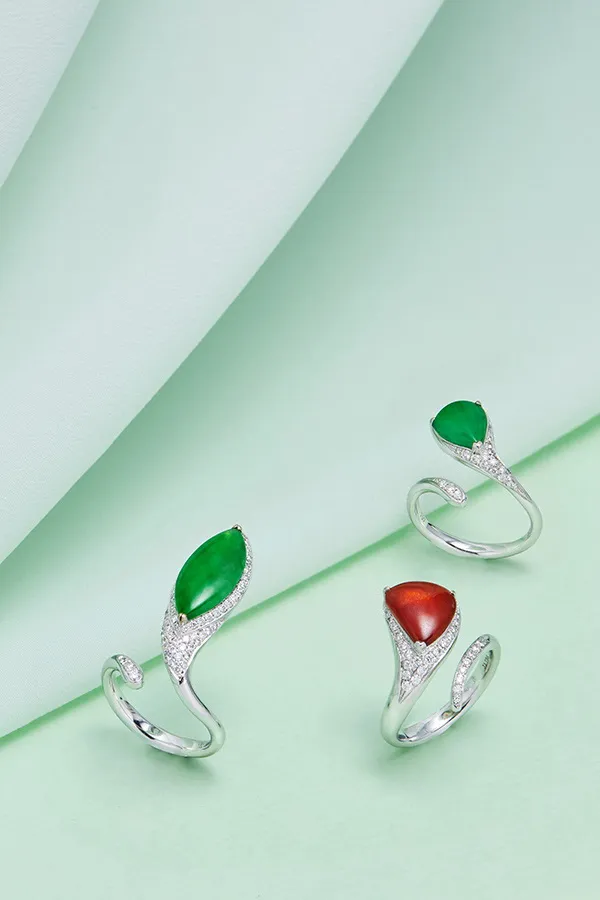 蛇形翡翠指間戒的線條勾勒流利，翡翠蛇首意象則引出野性氣息。品牌提供