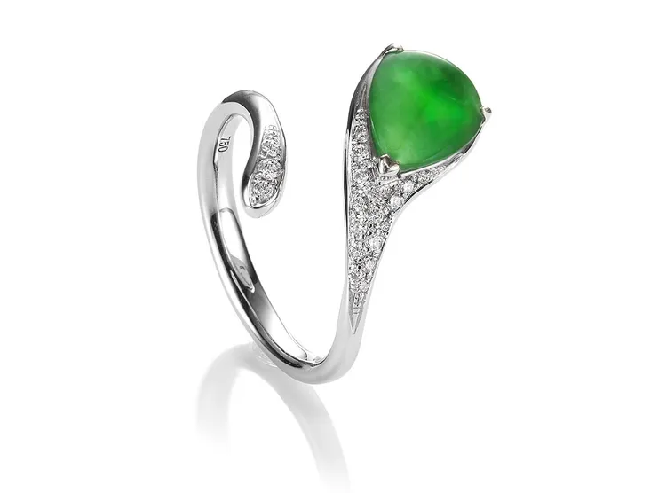水滴形切割綠翡蛇形鑲鑽指間戒，22萬8000元。品牌提供