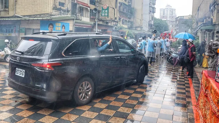 蔣萬安離開前乘坐廂型車和民眾致意，但現場廟會儀式正在進行，也被現場民眾抱怨「很不懂事」。葉志明攝