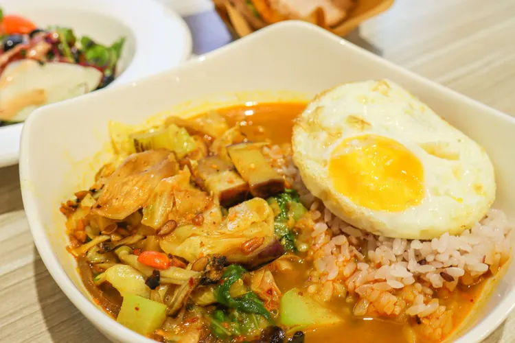 「呷米蔬食」堅持使用台灣本地生產的有機農產品。新北農業局提供