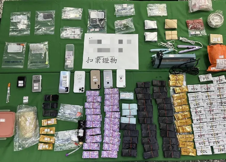 警方查扣的毒咖啡包及分裝等工具。讀者提供