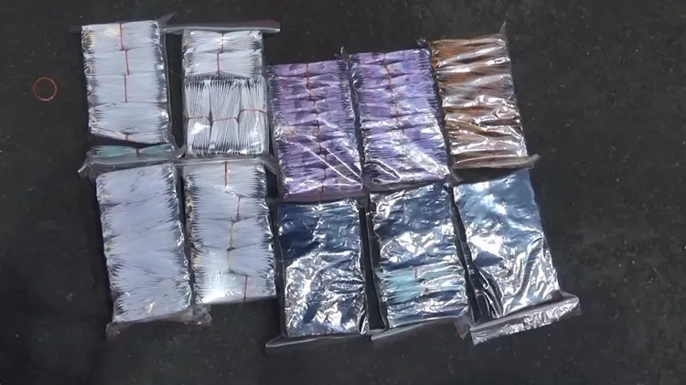 各種不同包裝的毒咖啡包已分裝好。讀者提供