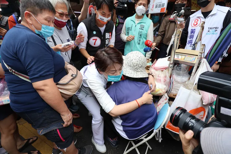 黃珊珊與攤販熱情擁抱。彭欣偉攝