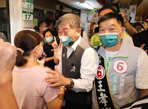 湖光市場人氣比拼！拍照全找這一位　陳時中：靠政見搏支持