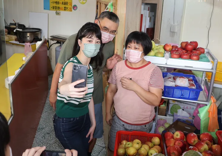 高嘉瑜和支持者合影留念。彭欣偉攝