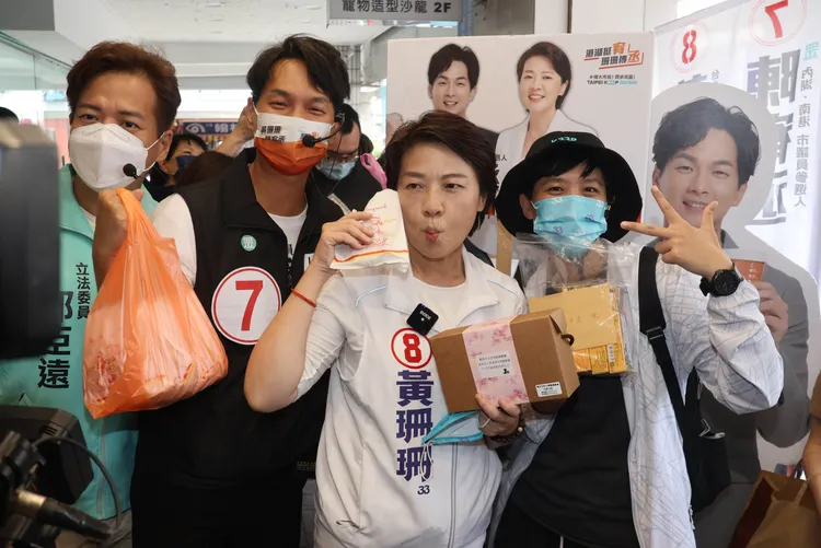 黃珊珊與支持者合影。彭欣偉攝