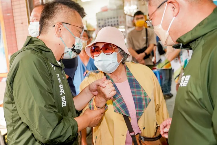 民眾到市場買菜遇到蔡其昌，拉著他一起合照。蔡其昌總部提供