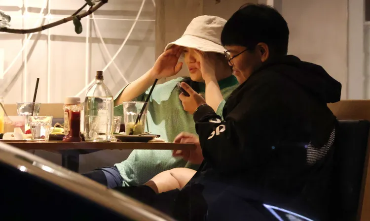 金曲歌后徐佳瑩（左）近來安心養胎，有空就跟工作人員去吃下午茶，表情生動活潑。特勤中心攝