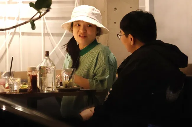 金曲歌后徐佳瑩（左）跟工作人員聊天。特勤中心攝