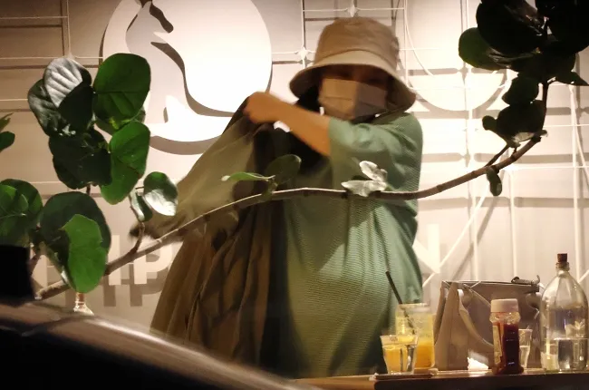 金曲歌后徐佳瑩穿上外套肚子看起來頗大。特勤中心攝