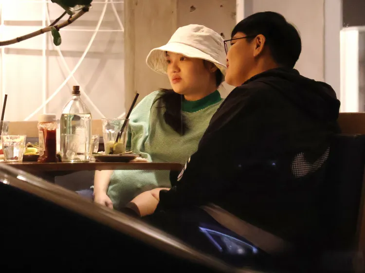 金曲歌后徐佳瑩（左）挺著第2胎大孕肚，跟工作人員吃下午茶。特勤中心攝