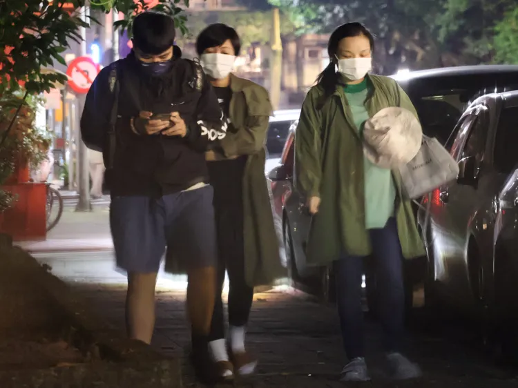 金曲歌后徐佳瑩（右起）和工作人員走路離去。特勤中心攝