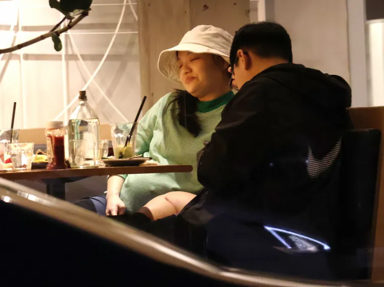 金曲歌后徐佳瑩（左）身懷六甲，表情相當豐富。特勤中心攝