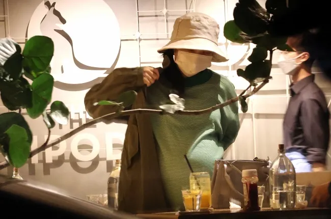 金曲歌后徐佳瑩和工作人員吃完下午茶，穿上外套準備離去。特勤中心攝