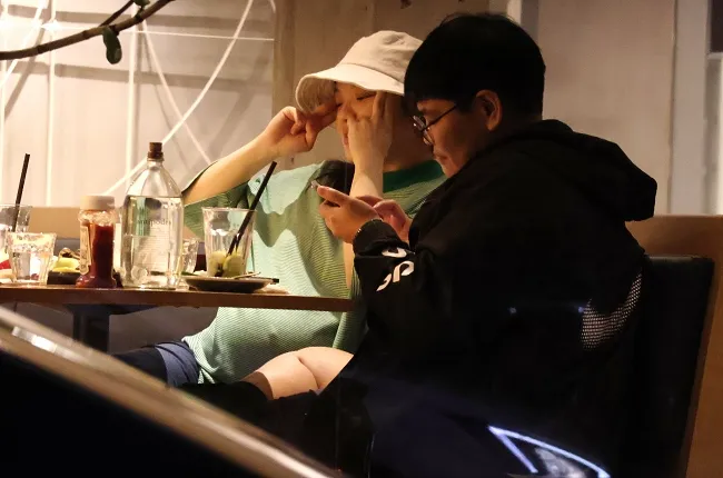 徐佳瑩（左）邊聊天邊按摩眼睛，看起來十分放鬆。特勤中心攝