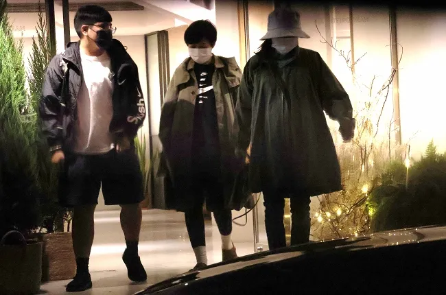 金曲歌后徐佳瑩（右起）與工作人員離開咖啡廳。特勤中心攝